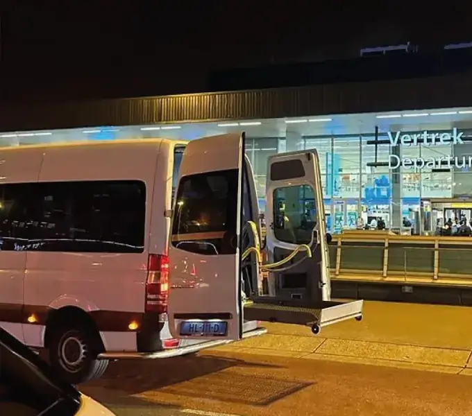 Rolstoelbus bij Schiphol voor reizigers uit Schiedam